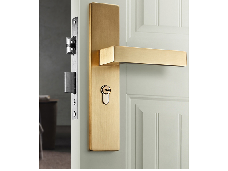 防盜門把手斷了怎么拆舊和安裝，一把螺絲刀解決門把手松了的問題