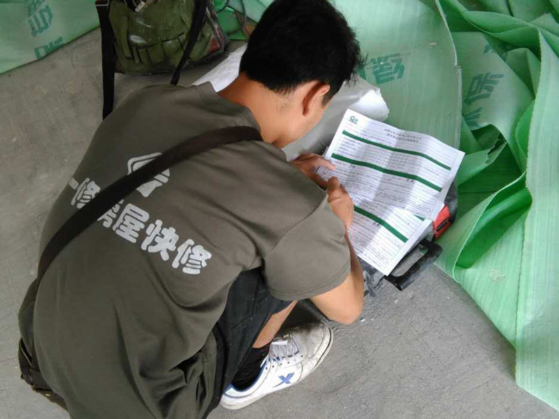說起清水房簡單裝修出租，網(wǎng)上關(guān)于清水房簡單裝修出租的介紹非常多，清水房簡單裝修出租是很多網(wǎng)民非常關(guān)心和議論的話題；益修快裝公司提供清水房裝修服務(wù)，免費量房設(shè)計，先裝修后付款；提供清水房衛(wèi)生間裝修、清水房廚房修補、清水房廁所翻修、清水房臥室改造、清水房客廳翻新、清水房陽臺設(shè)計、清水房榻榻米維修、清水房背景墻粉刷等，以下是小編收集整理的清水房簡單裝修出租,90平左右的房子，簡裝修的話，大概需要多少錢？等信息，請往下看。  90平左右的房子，簡裝修的話，大概需要多少錢  90平米的房子簡裝的話需要7萬元左右，如果是精裝的話是沒有上限的，建議您做現(xiàn)代簡約風(fēng)格裝修會比較省錢的，現(xiàn)代簡約風(fēng)格裝修的要點如下： 1、簡約不等于簡單，它是經(jīng)過深思熟慮后經(jīng)過創(chuàng)新得出的設(shè)計和思路的延展，不是簡單的“堆砌”和平淡的“擺放”，不像有些設(shè)計師粗淺的理解的“直白”，比如床頭背景設(shè)計有些簡約到只有一個十字掛件，但是它凝結(jié)著設(shè)計師的獨具匠心，既美觀又實用。 2、現(xiàn)在家庭的簡約不只是說裝修，還反映在家居配飾上的簡約，比如不大的屋子，沒有必要為了顯得“闊綽”而購置體積較大的物品，相反應(yīng)該生活所必需的東西才買，而且以不占面積、折疊、多功能等為主。試想：昂貴的價格的價格買的屋子讓個“破家具”給擠的沒了“空間”，那我們作為“主人”生活的愜意從何而來，能“簡約”嗎