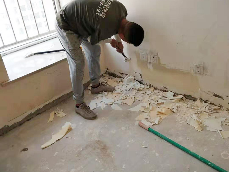 墻紙鏟除方案：1、首先把墻紙表面撕掉。用噴霧器將溫水噴到紙基層上，浸濕墻紙，軟化膠粘劑，一般2個(gè)小時(shí)以上。  2、察看墻紙基層與墻面是否可以順利剝離，假如可以，即可往除。用砂紙清除墻上殘余紙屑。察看墻面是否有裂縫、坑洼，清除附著物。處理方法同涂料墻面。 3、局部墻面有濕潤之處，千萬不要貼上墻紙，待找出并往除引發(fā)濕潤的根源后再對(duì)癥處理 當(dāng)然了，假如舊墻紙施工時(shí)有用基膜，程序就更簡單了，直接小刀割開一小角就可輕易撕下舊墻紙了。假如是純紙無紡布無紡紙直接在上面用噴霧器噴水，多噴幾遍就可以。