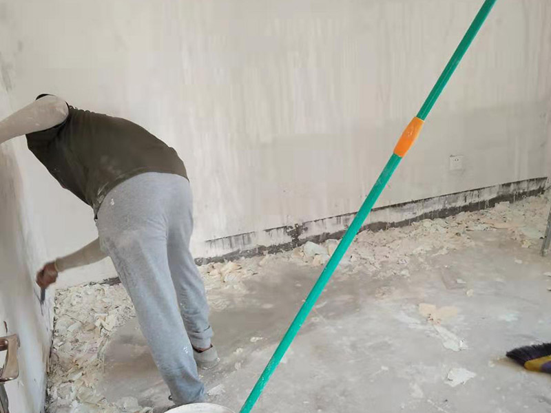 墻紙鏟除方案：1、首先把墻紙表面撕掉。用噴霧器將溫水噴到紙基層上，浸濕墻紙，軟化膠粘劑，一般2個(gè)小時(shí)以上。  2、察看墻紙基層與墻面是否可以順利剝離，假如可以，即可往除。用砂紙清除墻上殘余紙屑。察看墻面是否有裂縫、坑洼，清除附著物。處理方法同涂料墻面。 3、局部墻面有濕潤之處，千萬不要貼上墻紙，待找出并往除引發(fā)濕潤的根源后再對(duì)癥處理 當(dāng)然了，假如舊墻紙施工時(shí)有用基膜，程序就更簡單了，直接小刀割開一小角就可輕易撕下舊墻紙了。假如是純紙無紡布無紡紙直接在上面用噴霧器噴水，多噴幾遍就可以。