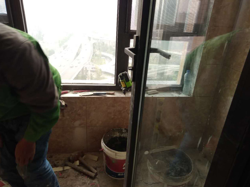 陽臺(tái)貼瓷磚，踢腳線安裝