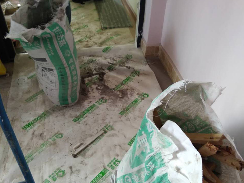 衛(wèi)生間貼瓷磚，勾縫