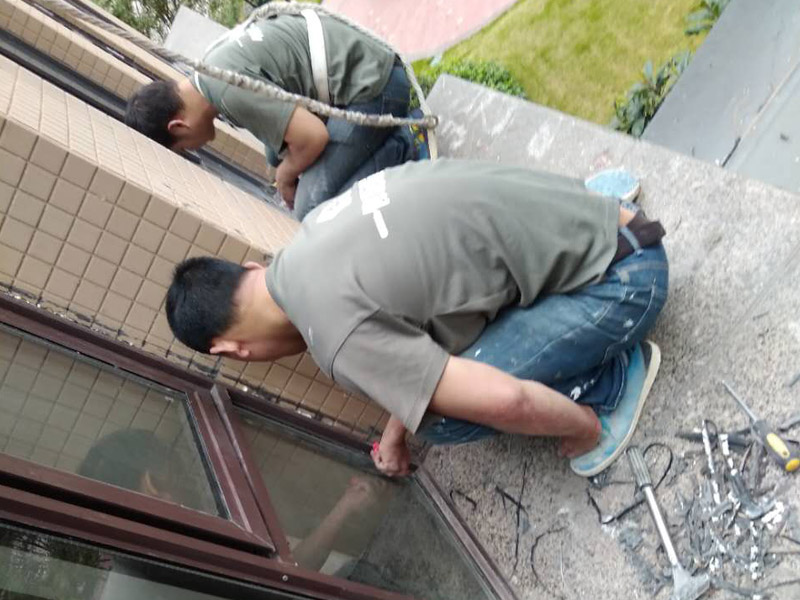 鄭州哪里有做門窗維修的公司，鄭州門窗維修更換玻璃門地彈簧