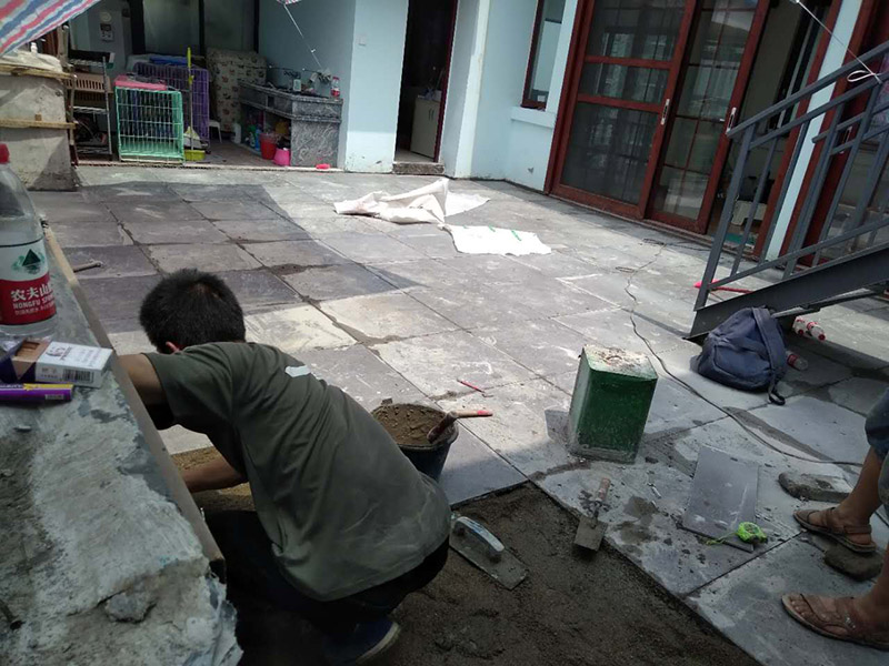 地面貼磚，地磚勾縫