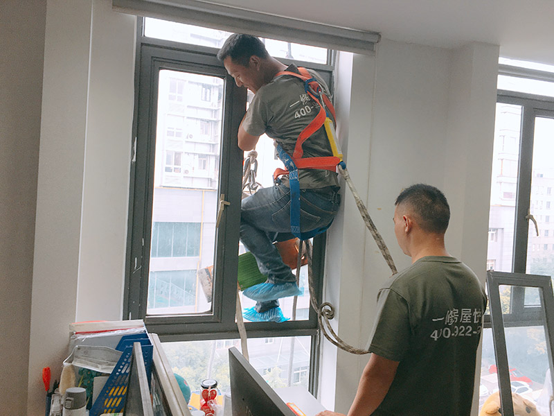 外墻刷防水，窗戶打膠