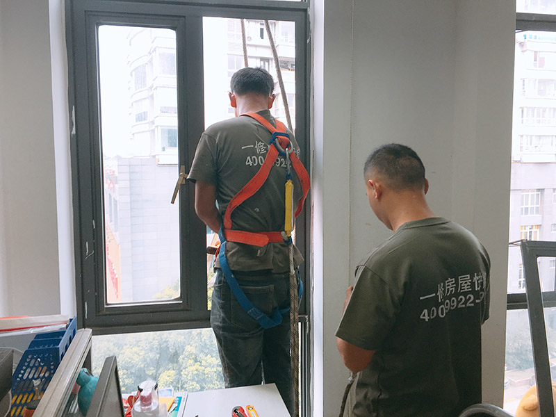 外墻刷防水，窗戶打膠