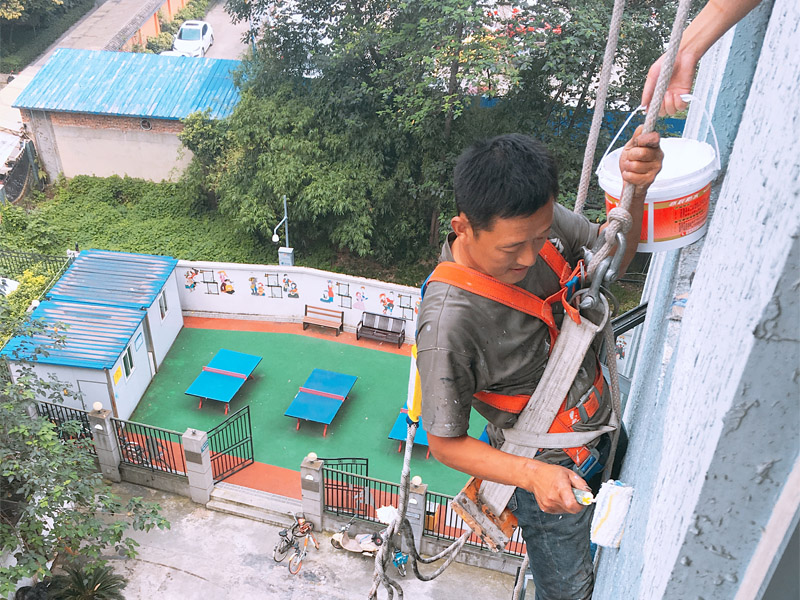 外墻刷防水，窗戶打膠