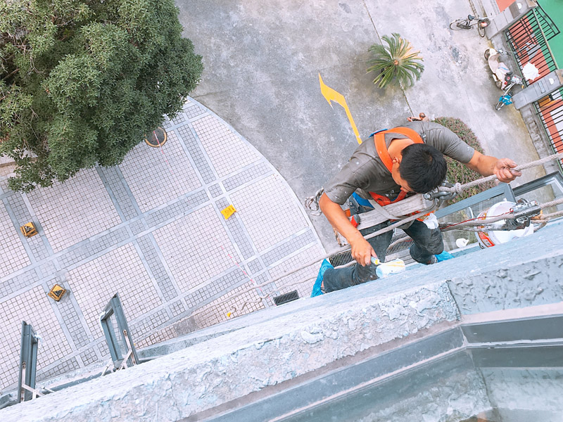 外墻刷防水，窗戶打膠