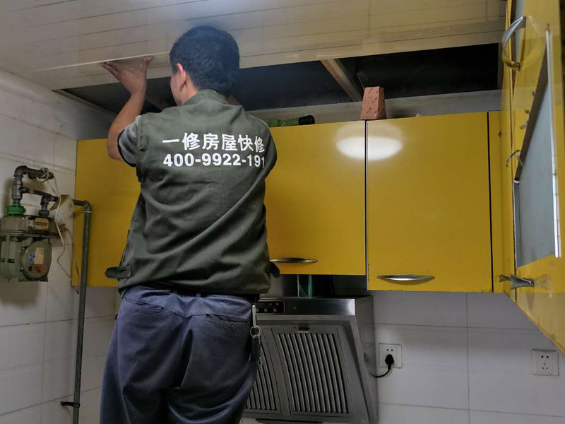 廚房吊頂裝修效果圖：首先對(duì)房屋頂部的區(qū)域進(jìn)行檢查，保障房屋頂部的平整和干燥；然后按位置彈出標(biāo)高線；龍骨分格定位需根據(jù)飾面板的尺寸和龍骨分格的布置確定。主龍骨之間安裝次龍骨，也就是橫撐龍骨。橫撐龍骨截取應(yīng)使用模規(guī)來測(cè)量長(zhǎng)度，安裝時(shí)也應(yīng)用模規(guī)來測(cè)量龍骨間距。