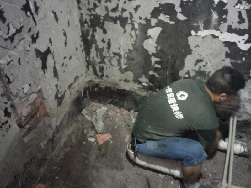 改水電做防水裝修施工：先做水電，在做防水。水電做完之后，把地板與水管間隙填平，然后再做防水。防水做完試水之后，最好能在防水上面刷一層保護(hù)層在來鋪瓷磚，以免防水層被破壞。
在一般的衛(wèi)生間防水處理中，墻面上也要做大約30厘米的防水涂料，以防積水洇透墻面。但如果是衛(wèi)生間的墻面是非承重的輕體墻，就要將整個(gè)墻面涂滿防水涂料。防水工程結(jié)束后必須要做24小時(shí)閉水實(shí)驗(yàn)。