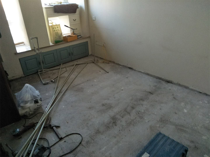 改水電做防水裝修施工：先做水電，在做防水。水電做完之后，把地板與水管間隙填平，然后再做防水。防水做完試水之后，最好能在防水上面刷一層保護(hù)層在來鋪瓷磚，以免防水層被破壞。
在一般的衛(wèi)生間防水處理中，墻面上也要做大約30厘米的防水涂料，以防積水洇透墻面。但如果是衛(wèi)生間的墻面是非承重的輕體墻，就要將整個(gè)墻面涂滿防水涂料。防水工程結(jié)束后必須要做24小時(shí)閉水實(shí)驗(yàn)。