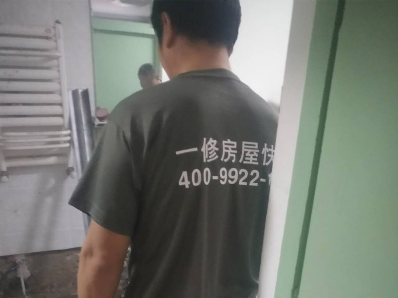 浴室裝修改造方案:1、水電改造：衛(wèi)生間裝修會涉及到浴霸采暖，燈的線路走線，水管的入墻等處理。
2、防水處理：因為水在衛(wèi)生間處處可見，所以衛(wèi)生間裝修防水上需做好功夫，防止因為滲水問題給樓下鄰居和自己制造麻煩，因而在防水后需要做閉水實驗，以確保防水的效果。
3、貼瓷磚：為了美觀衛(wèi)生間裝修一般都帖墻磚和地磚，在選購墻磚時需要注意耐水性，以及釉面質量，墻磚在一定程度上也起到防水效果；地磚顏色建議深色系，耐污染，并保證磚的質量。
4、衛(wèi)生間吊頂：為了美觀，衛(wèi)生間裝修一般都需要做吊頂處理，材質一般選擇鋁扣板，就耐用，又防水，并且可以采用分模塊的方式合理的設置采光、換氣、浴霸等的位置。