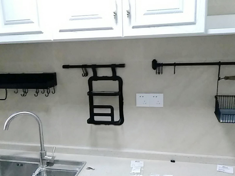 廚房五金掛件安裝：五金件的安裝一般是在瓷磚鋪貼完成后，在瓷磚上鉆孔，然后將木楔嵌入孔中，然后在上面用螺絲或膨脹螺絲將五金掛件進(jìn)行固定。
掛件在使用過程中通常會承受一定重量，加上用力按壓、拽拉或安裝不牢固等，過段時間后，多少會出現(xiàn)松動、脫落的現(xiàn)象。在選購此類產(chǎn)品時，最好選擇帶有擋條的產(chǎn)品，確保上面的物品不會滑落傷人。另外，在使用前可查看其說明，注意其最大承受重量的限度，不要超重而引起安全隱患。