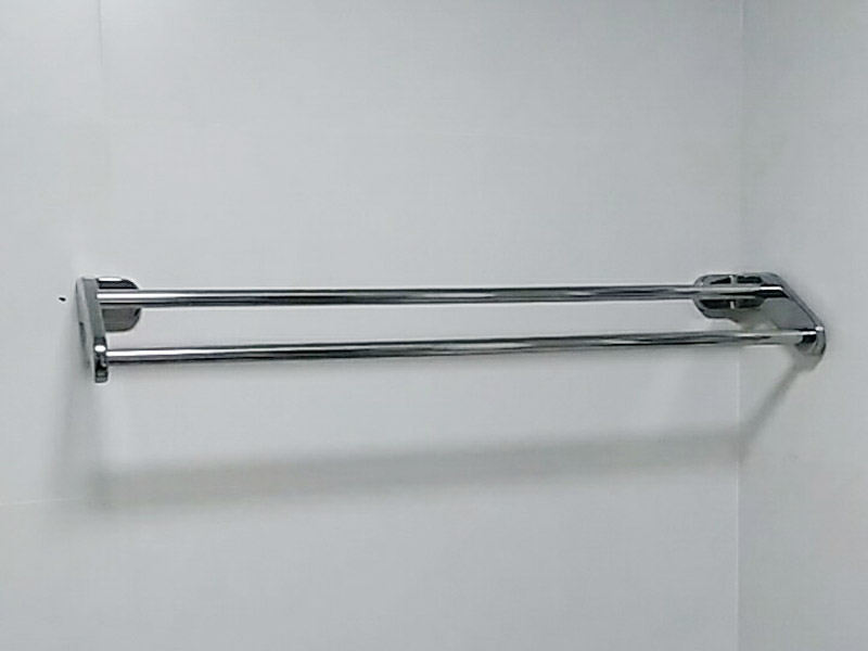 廚房五金掛件安裝：五金件的安裝一般是在瓷磚鋪貼完成后，在瓷磚上鉆孔，然后將木楔嵌入孔中，然后在上面用螺絲或膨脹螺絲將五金掛件進(jìn)行固定。
掛件在使用過程中通常會承受一定重量，加上用力按壓、拽拉或安裝不牢固等，過段時間后，多少會出現(xiàn)松動、脫落的現(xiàn)象。在選購此類產(chǎn)品時，最好選擇帶有擋條的產(chǎn)品，確保上面的物品不會滑落傷人。另外，在使用前可查看其說明，注意其最大承受重量的限度，不要超重而引起安全隱患。