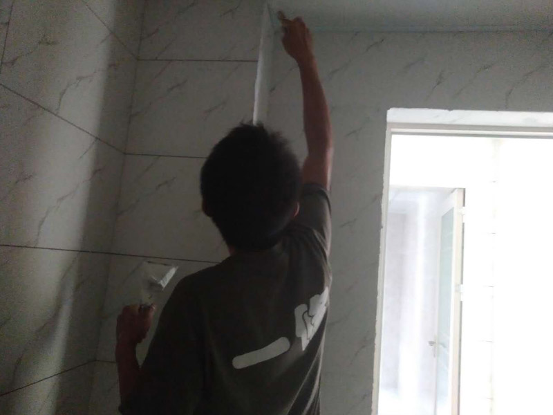 衛(wèi)生間瓷磚美縫方案：清潔瓷磚縫隙內部的粉塵，用吸塵器或者掃把掃干凈，保證瓷磚縫隙內不潮濕，無粉塵、顆粒；把出料嘴擰到美縫劑的出料口上，裝入膠槍準備打膠，用濕毛巾濕潤瓷磚縫隙兩側的瓷磚，但是瓷磚縫隙內必須干凈、干燥；打一條美縫劑，新手可以先打20cm---50cm，漸漸熟練后可以打更長的長度;然后把膠槍平放，出料嘴下面用接料板接住。