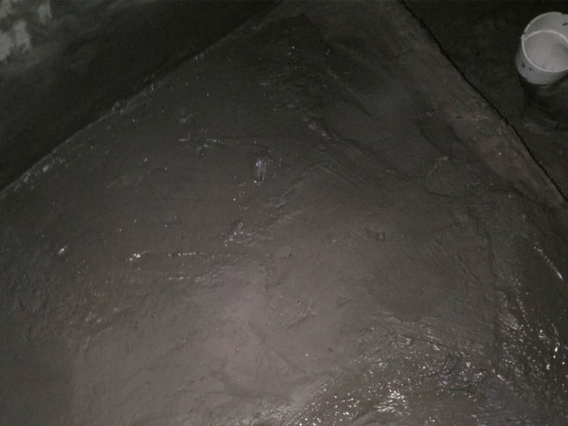 廁所找平刷防水裝修：第一步：清理墻面和地面 在涂刷防水涂層之前，先要清理墻面和地面，同時要用連接的氣泵皮管吹盡陰角處的浮沉。第二步：刷防水涂料，刷防水涂料時先刷墻角部位，交接處應(yīng)有200mm，墻角涂刷完成后涂刷墻體，不得有漏刷情況。第三步：閉水試驗(yàn)，在涂刷完防水涂料后，不能立刻貼瓷磚，還必須進(jìn)行防水測試。堵住衛(wèi)生間排水口、地漏等，然后將衛(wèi)生間積水2~3cm。24小時后到樓下查看是否有水滲漏，一旦發(fā)現(xiàn)有滲水痕跡，必須馬上返工。