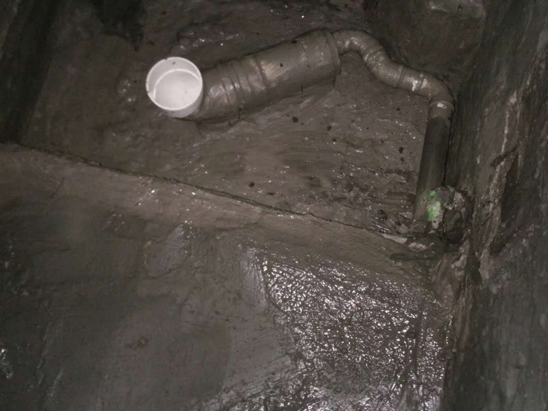 廁所找平刷防水裝修：第一步：清理墻面和地面 在涂刷防水涂層之前，先要清理墻面和地面，同時要用連接的氣泵皮管吹盡陰角處的浮沉。第二步：刷防水涂料，刷防水涂料時先刷墻角部位，交接處應(yīng)有200mm，墻角涂刷完成后涂刷墻體，不得有漏刷情況。第三步：閉水試驗(yàn)，在涂刷完防水涂料后，不能立刻貼瓷磚，還必須進(jìn)行防水測試。堵住衛(wèi)生間排水口、地漏等，然后將衛(wèi)生間積水2~3cm。24小時后到樓下查看是否有水滲漏，一旦發(fā)現(xiàn)有滲水痕跡，必須馬上返工。