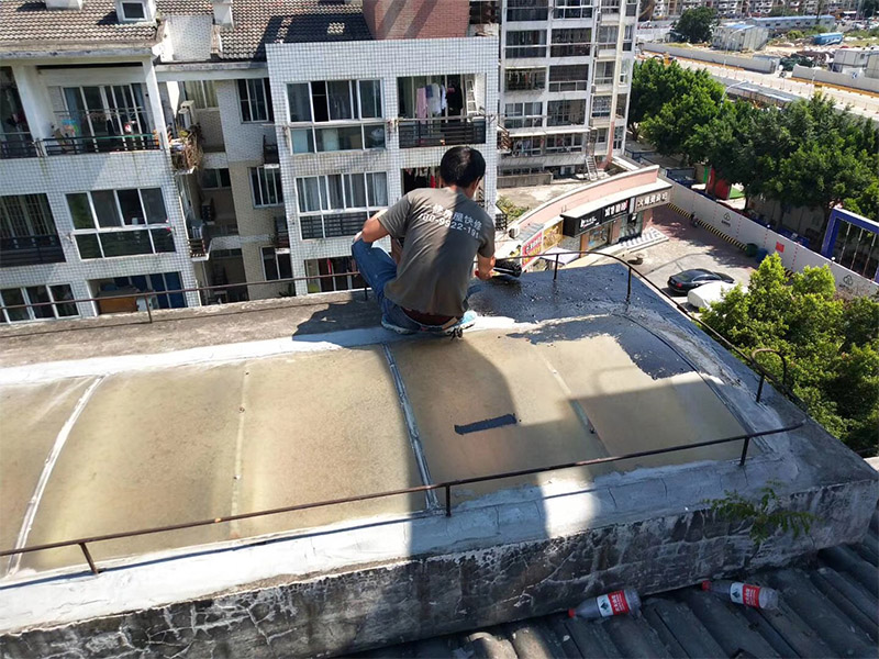 屋頂防水裝修：1、基層處理：基層在找斜坡施工前清掃干凈，不得有建筑垃圾和其他雜物；2、找平層：找平層采用20厚1:3水泥砂漿。找平層澆筑后及時(shí)摸壓密實(shí)并收光；3、煙道，墻角等與屋面交接部位采用聚乙烯丙綸高分子防水卷材和防水涂料做基層防水加強(qiáng)處理；4、基層處理完成后及時(shí)做盛水試驗(yàn)，水深50mm以上，盛水48小時(shí)，盛水試驗(yàn)后發(fā)現(xiàn)有滲水處，經(jīng)及時(shí)板下壓密注漿，板上增做聚乙烯丙綸高分子防水卷材和防水涂料。