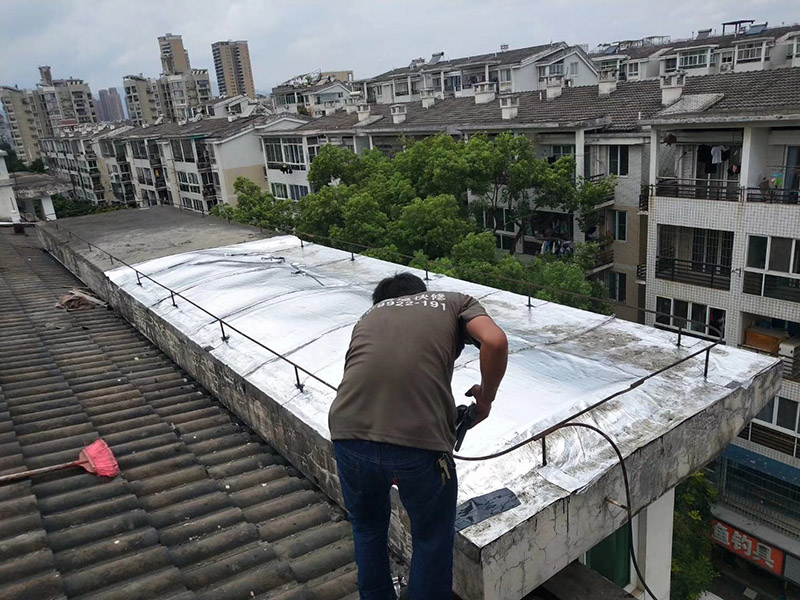屋頂防水裝修：1、基層處理：基層在找斜坡施工前清掃干凈，不得有建筑垃圾和其他雜物；2、找平層：找平層采用20厚1:3水泥砂漿。找平層澆筑后及時(shí)摸壓密實(shí)并收光；3、煙道，墻角等與屋面交接部位采用聚乙烯丙綸高分子防水卷材和防水涂料做基層防水加強(qiáng)處理；4、基層處理完成后及時(shí)做盛水試驗(yàn)，水深50mm以上，盛水48小時(shí)，盛水試驗(yàn)后發(fā)現(xiàn)有滲水處，經(jīng)及時(shí)板下壓密注漿，板上增做聚乙烯丙綸高分子防水卷材和防水涂料。