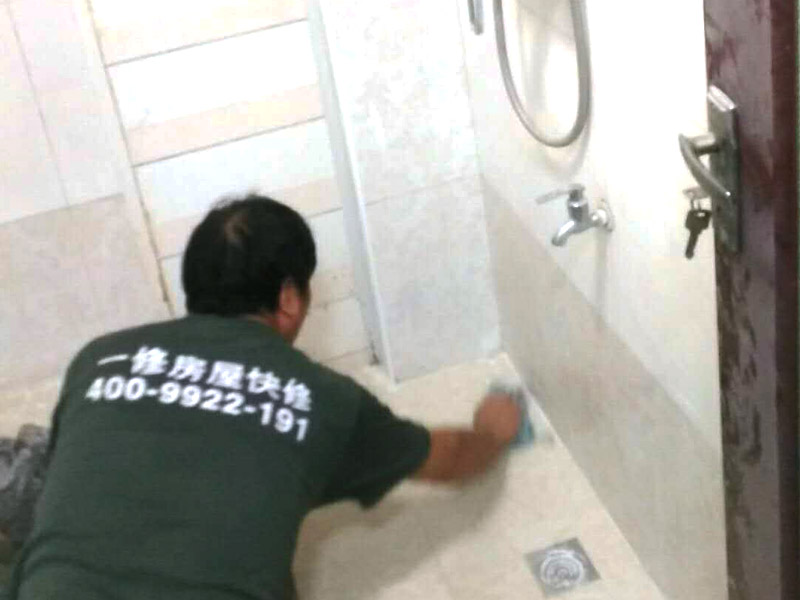 廁所瓷磚美縫裝修方案：1、進(jìn)場(chǎng)后把現(xiàn)場(chǎng)打掃干凈,然后用壁紙刀把瓷磚縫內(nèi)及兩邊的填充物清理干凈,地面不允許有浮動(dòng)的灰塵;
2、把美縫劑裝入膠槍中，瓷磚美縫劑瓶口戳個(gè)洞,然后擰上出料嘴,然后用壁紙刀將出料嘴削成45度角,瓷磚縫小于2毫米,把出料嘴的最前端用壁紙刀削出坡角即可;瓷磚縫大于2毫米,可略多削去一段;出料嘴口寬度應(yīng)小于縫寬,以保證不溢料;然后慢慢用力把料均勻的打進(jìn)縫中。
3、再用硅膠板將料馬上刮平,磚縫兩邊溢出少量料,用略帶潮濕海綿擦掉,要多擦幾遍,海綿要經(jīng)常用水清洗，并且一定要在美縫劑沒(méi)完全凝固的時(shí)候去除干凈。