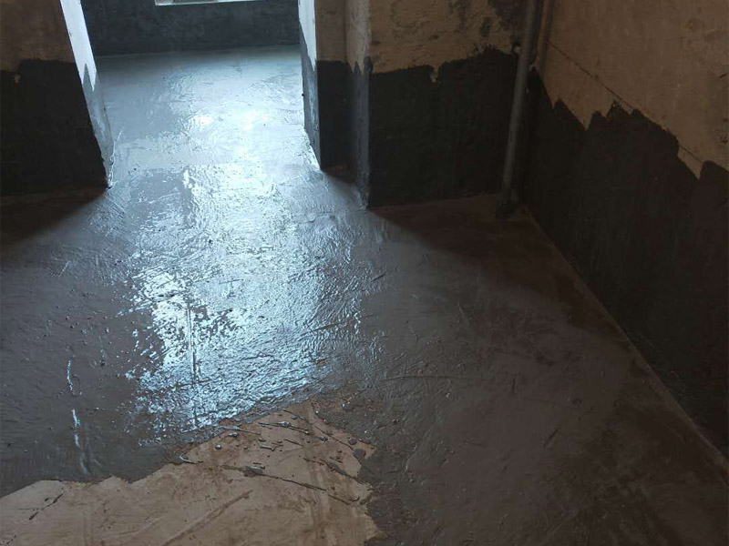 衛(wèi)生間地面墻面防水裝修：首先做防水之前，一定要將地面清理干凈，用水泥砂漿將地面找平，然后用聚氨酯防水涂料反復(fù)涂刷2至3遍2，墻與地面之間的接縫及上下水之間的管道地面接縫處是最容易出現(xiàn)問題的地方，防水涂料一定要涂抹到位。一般防水處理中墻面要做30厘米高的防水處理，但是非承重的輕體墻，就要將整面墻做防水，至少也要做到1，8米高。墻體內(nèi)埋水管，做到合理布局，鋪設(shè)水管一律做大于管徑的凹槽，槽內(nèi)抹灰圓滑，然后凹槽內(nèi)刷聚氨酯防水涂料。