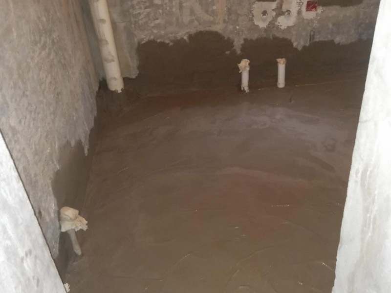 浴室地面找平裝修：第一，地面找平的基底處理，如果基底的處理出現(xiàn)了差錯(cuò)，可能會(huì)導(dǎo)致后期出現(xiàn)乳膠漆掉色掉漆，瓷磚黏貼不牢靠等問題，為了避免這些問題的出現(xiàn)，影響裝修效果。第二，地面找平的具體流程，地面找平在裝修中也分很多類型，有石膏找平、自流平找平、和水泥砂漿找平。這三種是比較常見的地面找平方法，也有著各自的特色和優(yōu)點(diǎn)，比如說(shuō)石膏找平就適合那種局部不平但整體平整度不錯(cuò)的房間，而自流平找平則偏向于整個(gè)房間找平，不適用于局部找平，水泥砂漿找平和石膏找平有一定的共通點(diǎn)，適用于小范圍找平。具體選用哪種方面需要依地面的具體情況而定。