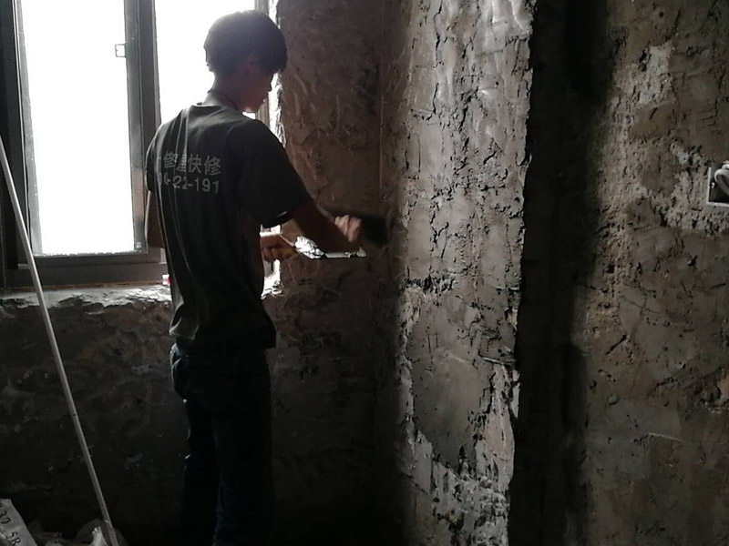 廁所墻面抹灰裝修：在抹灰前一天，用軟管或膠皮管將填充墻面自上而下澆水濕潤，抹灰前不得有明水。做灰餅時從上而下做，灰餅間距應(yīng)小于刮尺長度，墻體上角先做灰餅，再以它為基準(zhǔn)拉線做出上部、中間的灰餅，根據(jù)墻體上部的灰餅以托線板做出墻體下部灰餅，使其與上部灰餅在同一垂直面上，然后拉水平統(tǒng)線，加做若干灰餅。防水處理——衛(wèi)生間的防水處理是很重要的。衛(wèi)生間是接觸水很多的空間，防水功夫做好可以防止?jié)B水問題，避免給樓下鄰居和自己造成麻煩。在防水后需要做閉水實驗，以確保防水的效果。