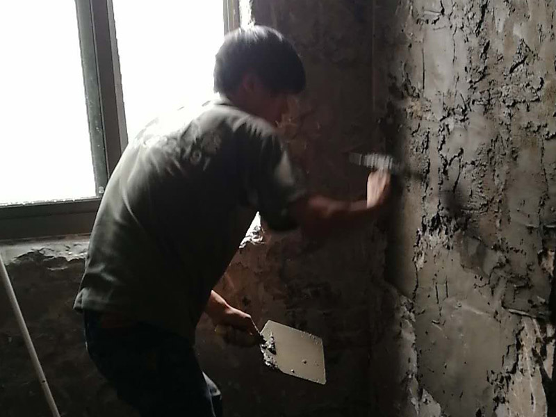 廁所墻面抹灰裝修：在抹灰前一天，用軟管或膠皮管將填充墻面自上而下澆水濕潤，抹灰前不得有明水。做灰餅時從上而下做，灰餅間距應(yīng)小于刮尺長度，墻體上角先做灰餅，再以它為基準(zhǔn)拉線做出上部、中間的灰餅，根據(jù)墻體上部的灰餅以托線板做出墻體下部灰餅，使其與上部灰餅在同一垂直面上，然后拉水平統(tǒng)線，加做若干灰餅。防水處理——衛(wèi)生間的防水處理是很重要的。衛(wèi)生間是接觸水很多的空間，防水功夫做好可以防止?jié)B水問題，避免給樓下鄰居和自己造成麻煩。在防水后需要做閉水實驗，以確保防水的效果。