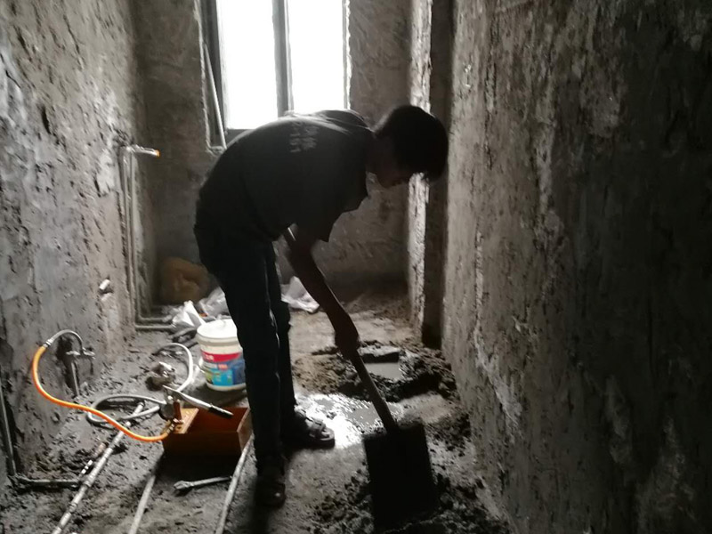 廁所墻面抹灰裝修：在抹灰前一天，用軟管或膠皮管將填充墻面自上而下澆水濕潤，抹灰前不得有明水。做灰餅時從上而下做，灰餅間距應(yīng)小于刮尺長度，墻體上角先做灰餅，再以它為基準(zhǔn)拉線做出上部、中間的灰餅，根據(jù)墻體上部的灰餅以托線板做出墻體下部灰餅，使其與上部灰餅在同一垂直面上，然后拉水平統(tǒng)線，加做若干灰餅。防水處理——衛(wèi)生間的防水處理是很重要的。衛(wèi)生間是接觸水很多的空間，防水功夫做好可以防止?jié)B水問題，避免給樓下鄰居和自己造成麻煩。在防水后需要做閉水實驗，以確保防水的效果。