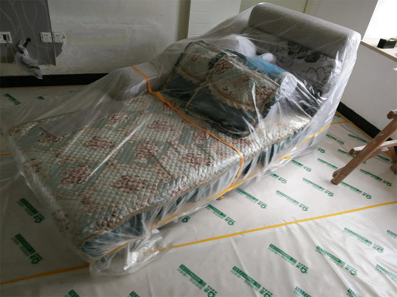 吊頂裝修家具現(xiàn)場(chǎng)保護(hù)：1、做好入戶門保護(hù)；各類裝修物料的進(jìn)場(chǎng)、建筑裝修垃圾的清理都必須經(jīng)過入戶門。在對(duì)物品進(jìn)行搬運(yùn)時(shí)，難免會(huì)與入戶門發(fā)生磕碰及摩擦。因此，在進(jìn)行成品保護(hù)時(shí)，我們首先要做好入戶門的保護(hù)。2、做好水電改造期間的成品保護(hù)；水電改造完成后，應(yīng)當(dāng)對(duì)各種管線進(jìn)行規(guī)范的固定，以防脫落;對(duì)裸露的線頭要進(jìn)行包裹，以防發(fā)生觸電的危險(xiǎn);做好地面裸線管的固定和保護(hù)，防止被踩壞。同時(shí)，在搬運(yùn)物料時(shí)，也不要破壞地面鋪設(shè)的管線。3、做好瓷磚、地板的鋪貼保護(hù)；進(jìn)行裝修施工時(shí)，磁環(huán)邊鋪邊勾縫，在崗鋪設(shè)的瓷磚、地板上堆放雜物、走動(dòng)踩踏，地板沒有使用成品保護(hù)膜覆蓋等都會(huì)影響瓷磚及地板的鋪貼效果，使瓷磚出現(xiàn)施工質(zhì)量問題。