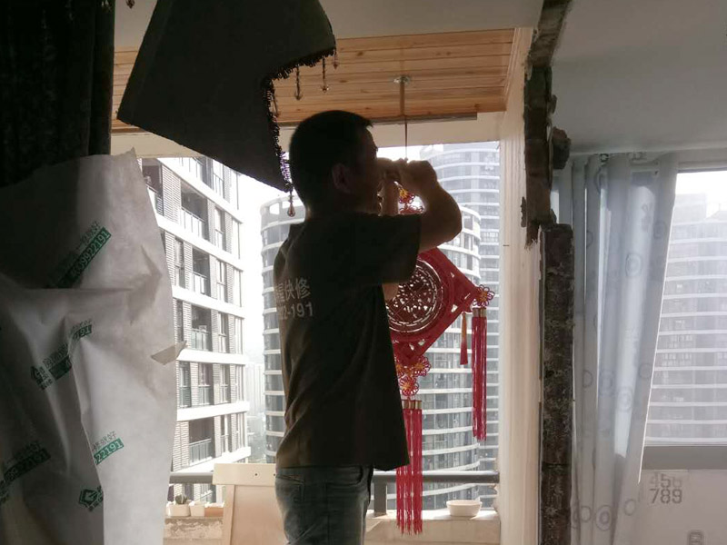 墻面局部拆除裝修：首先是外墻部分，也就是屋頂面和地面這兩塊，是不能動搖的，因為這是房屋的外在防御部位。除此以外，禁止拆改配重墻和承重墻，因為配重墻是房間與陽臺之間的門窗以下部分的墻，拆改后可能會導(dǎo)致陽臺坍塌;承重墻是預(yù)制板墻和24厘米以上的磚墻，不能拆除也不能開門窗。首先，要顧慮到隔壁鄰居的感受。因為施工會產(chǎn)生較大的噪音，所以要先與周邊居民溝通或者是采取一些降噪措施，以免與鄰居發(fā)生糾紛。其次還要注意維護(hù)好居室的水電系統(tǒng)。在墻體的拆除之前，要對電路的改造方向詳細(xì)的考慮，因為一般墻體中都帶有電路線管，切忌不要野蠻施工，弄斷線路。