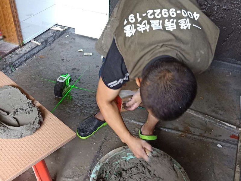 衛(wèi)生間墻面瓷磚鋪貼：首先應除去基層表面的污垢，油漬，浮灰;除去基層上所有涂料層，膩子層;如果基層未能達到平整度要求，需對基層進行預先的找平處理；鋪貼瓷磚前需事先找好垂直線，以此為基準鋪貼的瓷磚高低均勻、垂直美觀;將調(diào)制好的漿料均勻地抹在瓷磚背面，要求漿料飽滿；將瓷磚平整地鋪貼在基層上，使用橡膠錘將瓷磚拍實鋪平。