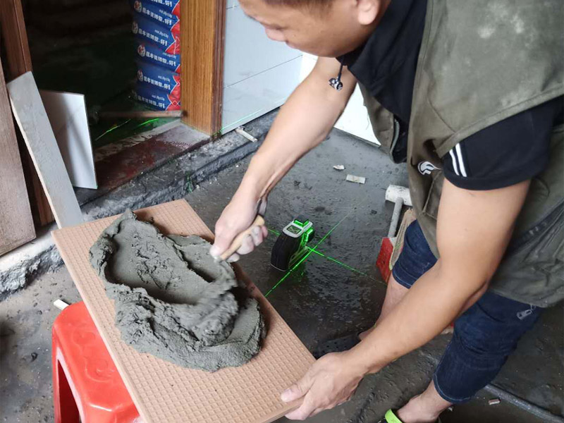 衛(wèi)生間墻面瓷磚鋪貼：首先應除去基層表面的污垢，油漬，浮灰;除去基層上所有涂料層，膩子層;如果基層未能達到平整度要求，需對基層進行預先的找平處理；鋪貼瓷磚前需事先找好垂直線，以此為基準鋪貼的瓷磚高低均勻、垂直美觀;將調(diào)制好的漿料均勻地抹在瓷磚背面，要求漿料飽滿；將瓷磚平整地鋪貼在基層上，使用橡膠錘將瓷磚拍實鋪平。