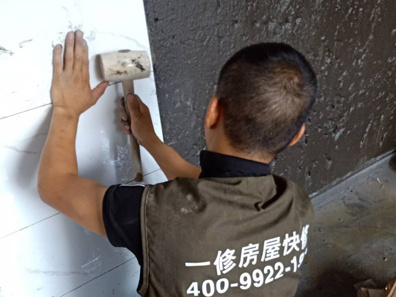 衛(wèi)生間墻面瓷磚鋪貼：首先應除去基層表面的污垢，油漬，浮灰;除去基層上所有涂料層，膩子層;如果基層未能達到平整度要求，需對基層進行預先的找平處理；鋪貼瓷磚前需事先找好垂直線，以此為基準鋪貼的瓷磚高低均勻、垂直美觀;將調(diào)制好的漿料均勻地抹在瓷磚背面，要求漿料飽滿；將瓷磚平整地鋪貼在基層上，使用橡膠錘將瓷磚拍實鋪平。