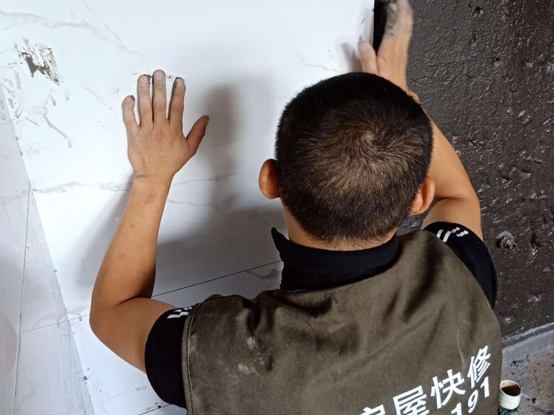 衛(wèi)生間墻面瓷磚鋪貼：首先應除去基層表面的污垢，油漬，浮灰;除去基層上所有涂料層，膩子層;如果基層未能達到平整度要求，需對基層進行預先的找平處理；鋪貼瓷磚前需事先找好垂直線，以此為基準鋪貼的瓷磚高低均勻、垂直美觀;將調(diào)制好的漿料均勻地抹在瓷磚背面，要求漿料飽滿；將瓷磚平整地鋪貼在基層上，使用橡膠錘將瓷磚拍實鋪平。