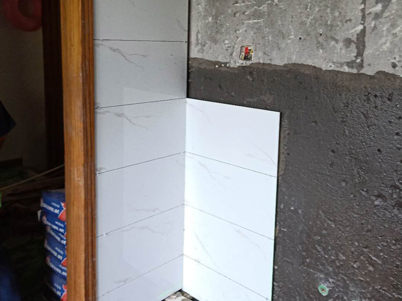 衛(wèi)生間墻面瓷磚鋪貼：首先應除去基層表面的污垢，油漬，浮灰;除去基層上所有涂料層，膩子層;如果基層未能達到平整度要求，需對基層進行預先的找平處理；鋪貼瓷磚前需事先找好垂直線，以此為基準鋪貼的瓷磚高低均勻、垂直美觀;將調(diào)制好的漿料均勻地抹在瓷磚背面，要求漿料飽滿；將瓷磚平整地鋪貼在基層上，使用橡膠錘將瓷磚拍實鋪平。