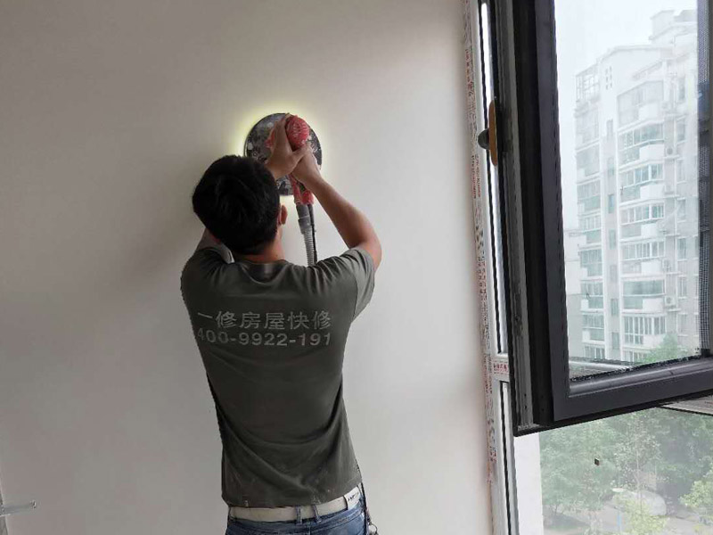 新房墻面打磨裝修：1、舊墻皮鏟除（如為新房，且墻面為水泥平整墻面，此步驟不需要）。
2、墻面清理，檢查是否有孔洞、油污、不平整的地方，如有需要，先修補然后施工。
3、批刮膩子，選用較好的墻襯一類的防水膩子，一般為2遍，第一遍批刮后1小時表干后打磨平整。
4、批刮第二遍膩子，干燥后打磨，注意選用600目以上砂紙，否則墻面刮痕會嚴重。
5、用200瓦的大燈泡靠近墻面檢查是否有不平整或砂眼，如有局部修補。
6、用干凈毛巾徹底清理墻面灰塵，用吸塵器清理干凈。
7、調(diào)配乳膠漆底漆，選用較好的羊毛刷或使用噴涂方式施工。
8、按次序涂刷1遍底漆，2遍面漆。