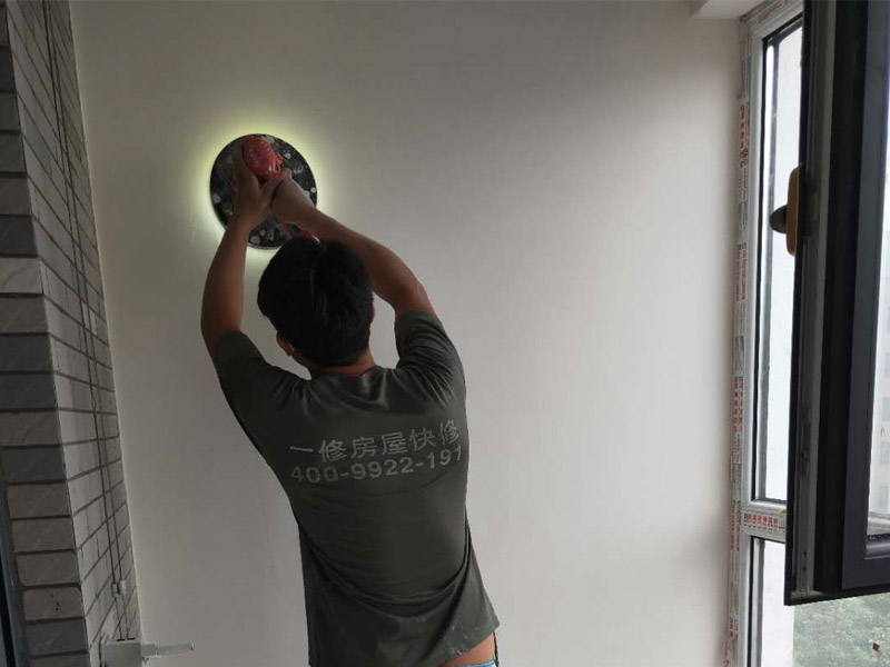 新房墻面打磨裝修：1、舊墻皮鏟除（如為新房，且墻面為水泥平整墻面，此步驟不需要）。
2、墻面清理，檢查是否有孔洞、油污、不平整的地方，如有需要，先修補然后施工。
3、批刮膩子，選用較好的墻襯一類的防水膩子，一般為2遍，第一遍批刮后1小時表干后打磨平整。
4、批刮第二遍膩子，干燥后打磨，注意選用600目以上砂紙，否則墻面刮痕會嚴重。
5、用200瓦的大燈泡靠近墻面檢查是否有不平整或砂眼，如有局部修補。
6、用干凈毛巾徹底清理墻面灰塵，用吸塵器清理干凈。
7、調(diào)配乳膠漆底漆，選用較好的羊毛刷或使用噴涂方式施工。
8、按次序涂刷1遍底漆，2遍面漆。