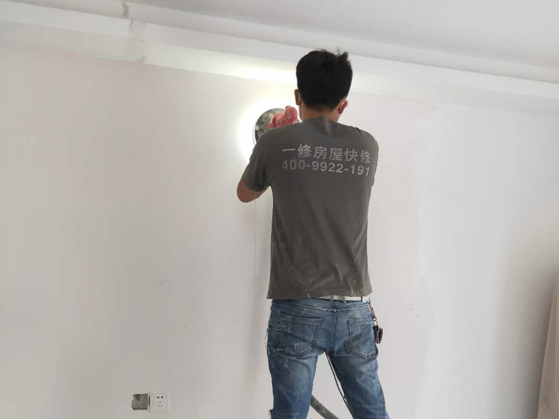 新房墻面打磨裝修：1、舊墻皮鏟除（如為新房，且墻面為水泥平整墻面，此步驟不需要）。
2、墻面清理，檢查是否有孔洞、油污、不平整的地方，如有需要，先修補然后施工。
3、批刮膩子，選用較好的墻襯一類的防水膩子，一般為2遍，第一遍批刮后1小時表干后打磨平整。
4、批刮第二遍膩子，干燥后打磨，注意選用600目以上砂紙，否則墻面刮痕會嚴重。
5、用200瓦的大燈泡靠近墻面檢查是否有不平整或砂眼，如有局部修補。
6、用干凈毛巾徹底清理墻面灰塵，用吸塵器清理干凈。
7、調(diào)配乳膠漆底漆，選用較好的羊毛刷或使用噴涂方式施工。
8、按次序涂刷1遍底漆，2遍面漆。