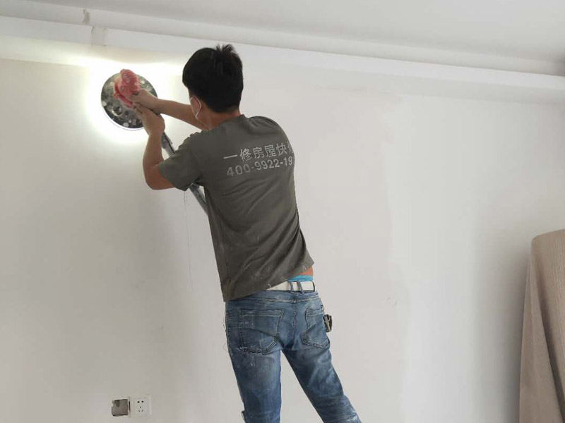 新房墻面打磨裝修：1、舊墻皮鏟除（如為新房，且墻面為水泥平整墻面，此步驟不需要）。
2、墻面清理，檢查是否有孔洞、油污、不平整的地方，如有需要，先修補然后施工。
3、批刮膩子，選用較好的墻襯一類的防水膩子，一般為2遍，第一遍批刮后1小時表干后打磨平整。
4、批刮第二遍膩子，干燥后打磨，注意選用600目以上砂紙，否則墻面刮痕會嚴重。
5、用200瓦的大燈泡靠近墻面檢查是否有不平整或砂眼，如有局部修補。
6、用干凈毛巾徹底清理墻面灰塵，用吸塵器清理干凈。
7、調(diào)配乳膠漆底漆，選用較好的羊毛刷或使用噴涂方式施工。
8、按次序涂刷1遍底漆，2遍面漆。