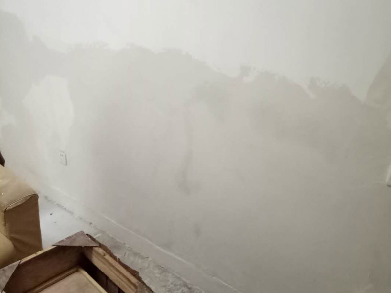 墻面修補裝修：先把墻面受損部位 脫落、起皮空鼓地方鏟除，并清理干凈；之后取出網(wǎng)上購買的補墻膏套裝；取適量補墻膏直接批刮，等6-12小時干燥后用砂紙打磨平整，用抹布把粉塵擦拭干凈。用補墻漆兌入10%以內(nèi)的清水稀釋，攪拌均勻后涂刷2-3遍，每遍間隔3小時以上。