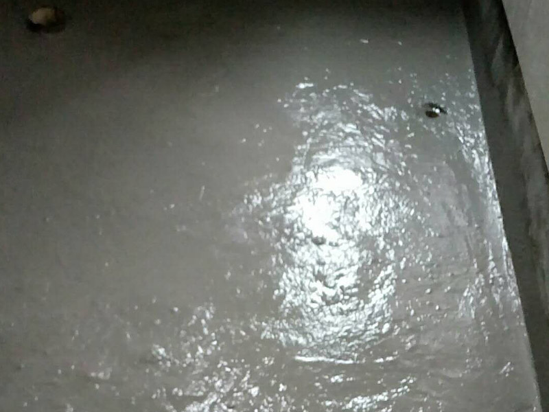 衛(wèi)生間地面找平裝修：清理基層：將基層表面的積灰、浮漿、油污及雜物清掃掉并沖洗干凈，明顯凹陷處應(yīng)用水泥砂漿或細石砼墊平，表面光滑處應(yīng)鑿毛并清刷干凈。抹砂漿前1天澆水濕潤，表面積水應(yīng)予排除。貼灰餅：根據(jù)墻面彈線標高，用1∶2干硬性水泥砂漿在基層上做灰餅，大小約50mm見方，縱橫間距約1.5m左右，如局部厚度薄于10mm時，應(yīng)調(diào)整其厚度或?qū)⒏叱龅木植炕鶎予徣?。找平、壓頭遍：鋪抹砂漿后，隨即用鋁合金杠按灰餅高度，將砂漿找平，用木抹子搓揉壓實，將砂眼、腳印等消除后，用靠尺檢查平整度，抹時應(yīng)用力均勻，并后退著操作。待砂漿收水后，隨即用鐵抹子進行頭遍抹平壓實至起漿為止。