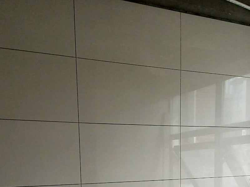 廁所墻面貼磚裝修：1.首先將經(jīng)過預(yù)選的瓷磚背面清理干凈，并浸水2小時以上；2.鋪貼開始前還應(yīng)當(dāng)在墻面找平層上吊垂線，以確定瓷磚的出墻尺寸線；3.鋪瓷磚一般從陽角或門窗邊開始，按由下而上，自左至右的順序進(jìn)行；4.鋪瓷磚時，應(yīng)及時將瓷磚縫中多余的粘接材料刮理干凈，并用濕棉布擦去面磚上的污跡，千萬不要等到粘接材料干硬后再擦拭清洗，那樣不但不能清洗干凈，如果用硬物刮除又會損害釉面層。