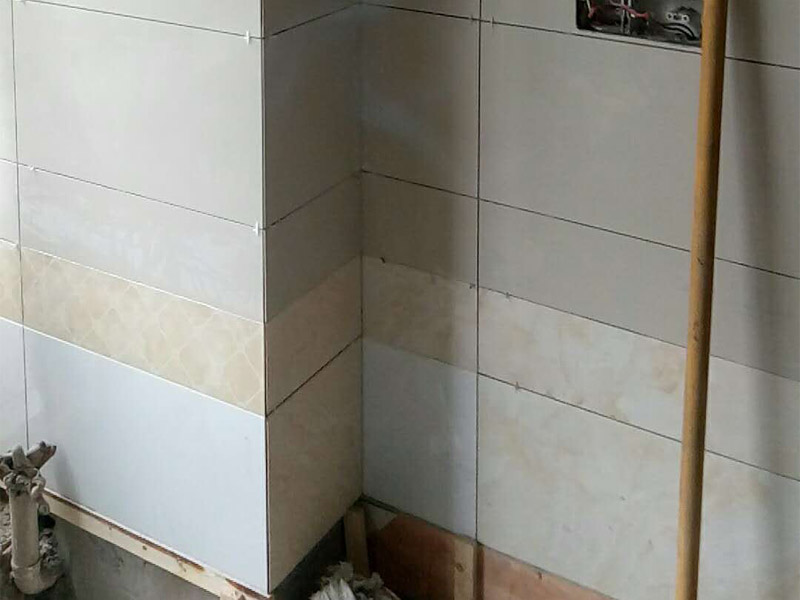 廁所墻面貼磚裝修：1.首先將經(jīng)過預(yù)選的瓷磚背面清理干凈，并浸水2小時以上；2.鋪貼開始前還應(yīng)當(dāng)在墻面找平層上吊垂線，以確定瓷磚的出墻尺寸線；3.鋪瓷磚一般從陽角或門窗邊開始，按由下而上，自左至右的順序進(jìn)行；4.鋪瓷磚時，應(yīng)及時將瓷磚縫中多余的粘接材料刮理干凈，并用濕棉布擦去面磚上的污跡，千萬不要等到粘接材料干硬后再擦拭清洗，那樣不但不能清洗干凈，如果用硬物刮除又會損害釉面層。