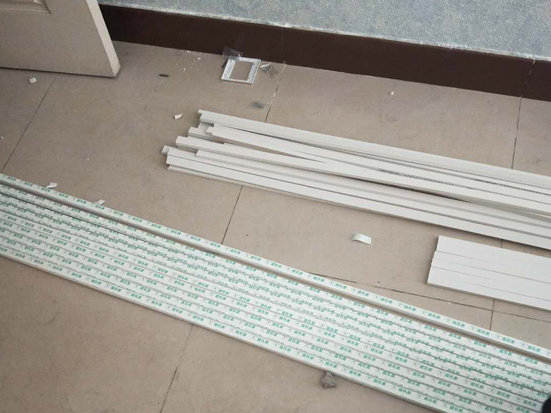 電路走線安裝：1、按照效果圖和具體施工圖設計圖紙，并選用確定燈具、插座、開關等位置，然后確定電線的鋪設位置、穿過墻壁和屋頂?shù)奈恢茫疫€要確定起始、轉角、分支、終端點的位置，用絕緣子或槽板固定它們的位置。2、再根據(jù)電線的走向開挖墻槽，槽的寬度與深度要能將電線管裝下。在做穿墻孔時要注意將電線管小心彎曲，使彎曲后的護套管內(nèi)部仍能穿線，并用專用的軋頭或騎馬釘將護套管固定在墻上。3、要安裝插座、開關的，先將其位置打孔預埋塑料膨脹管或木楔，但是這種方法的弊端就是插座、開關都比墻面凸出；而當下流行將插座、開關的接線盒都埋入墻里，只露出插座和開關的面板，這樣做美觀整齊。4、穿線的正規(guī)做法是用鋼絲先穿過護套管，再將電線拉入。在家裝中可以直接將電線穿入護套管，但是在轉彎處不好穿，所以一般是安置塑料管的同時將電線穿好，或在管內(nèi)先穿一根鉛絲備用。