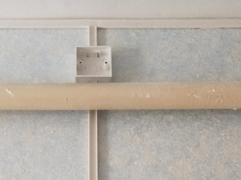 電路走線安裝：1、按照效果圖和具體施工圖設計圖紙，并選用確定燈具、插座、開關等位置，然后確定電線的鋪設位置、穿過墻壁和屋頂?shù)奈恢茫疫€要確定起始、轉角、分支、終端點的位置，用絕緣子或槽板固定它們的位置。2、再根據(jù)電線的走向開挖墻槽，槽的寬度與深度要能將電線管裝下。在做穿墻孔時要注意將電線管小心彎曲，使彎曲后的護套管內(nèi)部仍能穿線，并用專用的軋頭或騎馬釘將護套管固定在墻上。3、要安裝插座、開關的，先將其位置打孔預埋塑料膨脹管或木楔，但是這種方法的弊端就是插座、開關都比墻面凸出；而當下流行將插座、開關的接線盒都埋入墻里，只露出插座和開關的面板，這樣做美觀整齊。4、穿線的正規(guī)做法是用鋼絲先穿過護套管，再將電線拉入。在家裝中可以直接將電線穿入護套管，但是在轉彎處不好穿，所以一般是安置塑料管的同時將電線穿好，或在管內(nèi)先穿一根鉛絲備用。