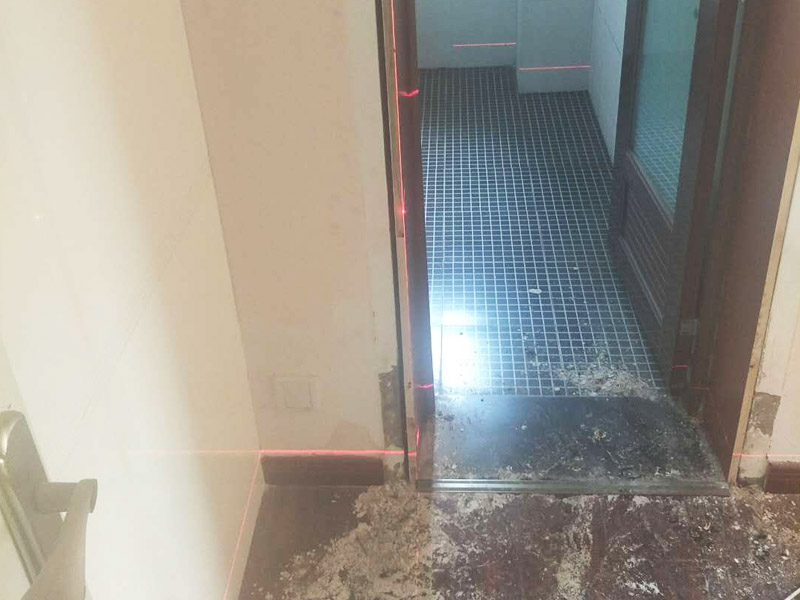 浴室柜和踢腳線安裝：1、與地磚一起鋪貼有些家居裝修安裝的為瓷磚踢腳線,瓷磚踢腳線和其他材質的踢腳線安裝時間不同,瓷磚踢腳線在進行地磚鋪貼的時候一塊進行就行了。2、鋪貼壁紙后安裝有的家居墻面裝修選用了壁紙,這就需要在鋪貼完壁紙和地板以后再進行踢腳線的安裝。3、刮大白前安裝踢腳線通常都會在裝修進行刮大白這道工序前實行安裝,倘若先安裝地板和踢腳線再進行刮大白,那刮大白的灰將會弄到地板和踢腳線上,難處理。