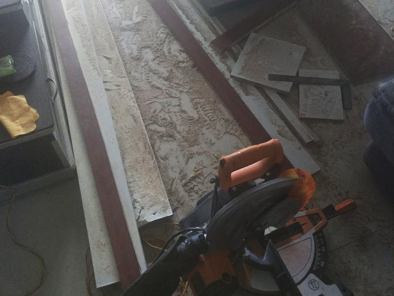 浴室柜和踢腳線安裝：1、與地磚一起鋪貼有些家居裝修安裝的為瓷磚踢腳線,瓷磚踢腳線和其他材質的踢腳線安裝時間不同,瓷磚踢腳線在進行地磚鋪貼的時候一塊進行就行了。2、鋪貼壁紙后安裝有的家居墻面裝修選用了壁紙,這就需要在鋪貼完壁紙和地板以后再進行踢腳線的安裝。3、刮大白前安裝踢腳線通常都會在裝修進行刮大白這道工序前實行安裝,倘若先安裝地板和踢腳線再進行刮大白,那刮大白的灰將會弄到地板和踢腳線上,難處理。