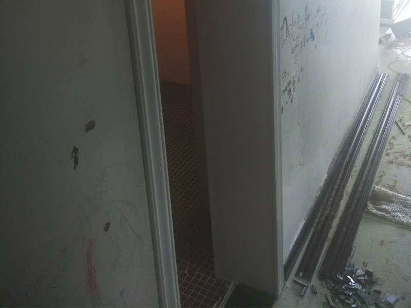 浴室柜和踢腳線安裝：1、與地磚一起鋪貼有些家居裝修安裝的為瓷磚踢腳線,瓷磚踢腳線和其他材質的踢腳線安裝時間不同,瓷磚踢腳線在進行地磚鋪貼的時候一塊進行就行了。2、鋪貼壁紙后安裝有的家居墻面裝修選用了壁紙,這就需要在鋪貼完壁紙和地板以后再進行踢腳線的安裝。3、刮大白前安裝踢腳線通常都會在裝修進行刮大白這道工序前實行安裝,倘若先安裝地板和踢腳線再進行刮大白,那刮大白的灰將會弄到地板和踢腳線上,難處理。