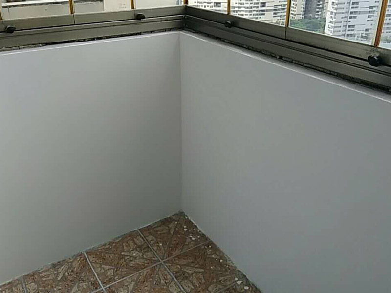 陽臺刷漆翻新裝修：如果你是用來曬衣服，放洗衣機(jī)的話。那么陽臺肯定是需要做防水的，而且貼瓷磚是首選，貼瓷磚的防水性能好，讓陽臺的使用壽命變得更長，如果你打算做陽臺休閑區(qū)，可以考慮刷乳膠漆。具體例子如下。陽臺美觀；如果陽臺與室內(nèi)打通的話，就要用跟室內(nèi)一致的?；u，這樣整體感更強。乳膠漆雖然顏色多樣，但是很難防水，而且得用專業(yè)的外墻漆，這樣才能避免墻皮開裂、發(fā)霉。有的人擔(dān)心貼瓷磚會影響墻面美觀，其實貼上淺色的瓷磚反而會顯得陽臺透亮，注意不要選顏色過深的。